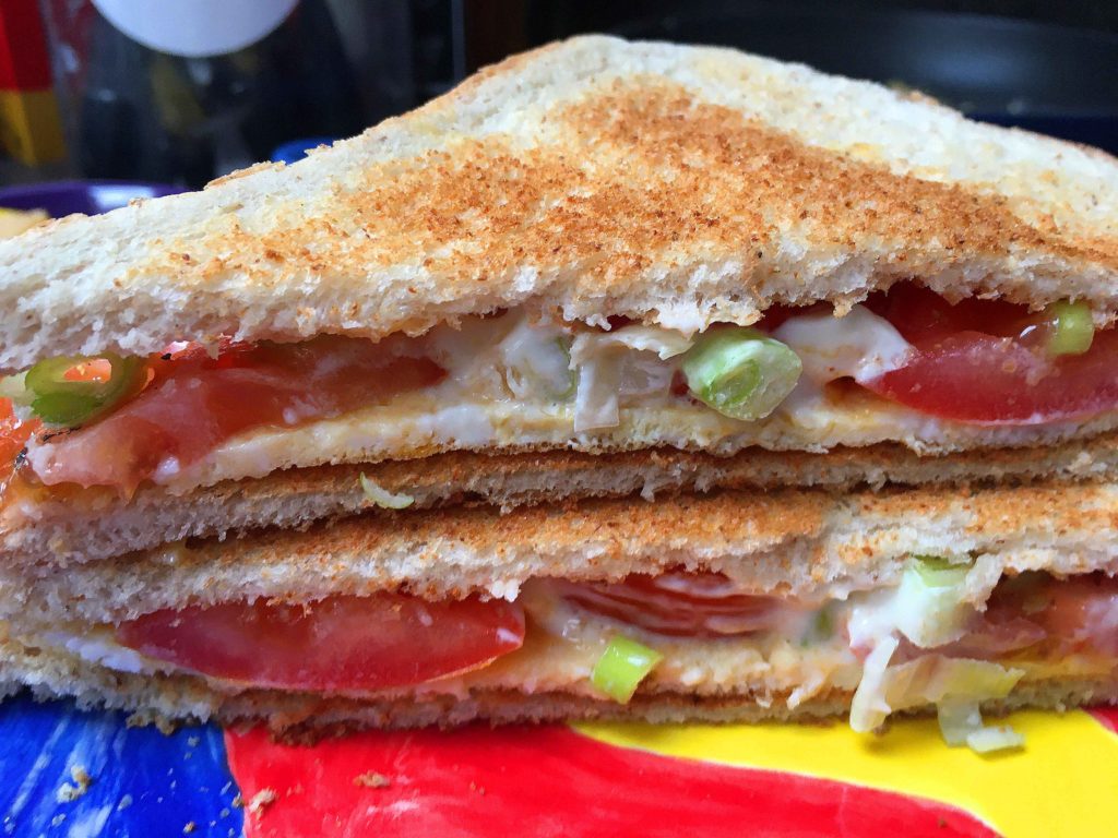 Egg-tomato-onion-breakfast-toastie